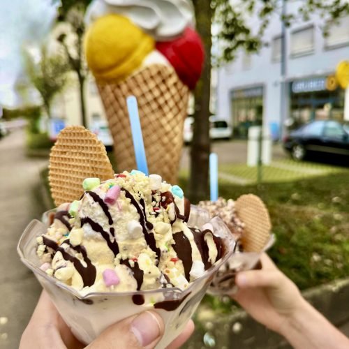 Eisbecher mit Smarties und Schokoglasur und Mini-Marshmallows